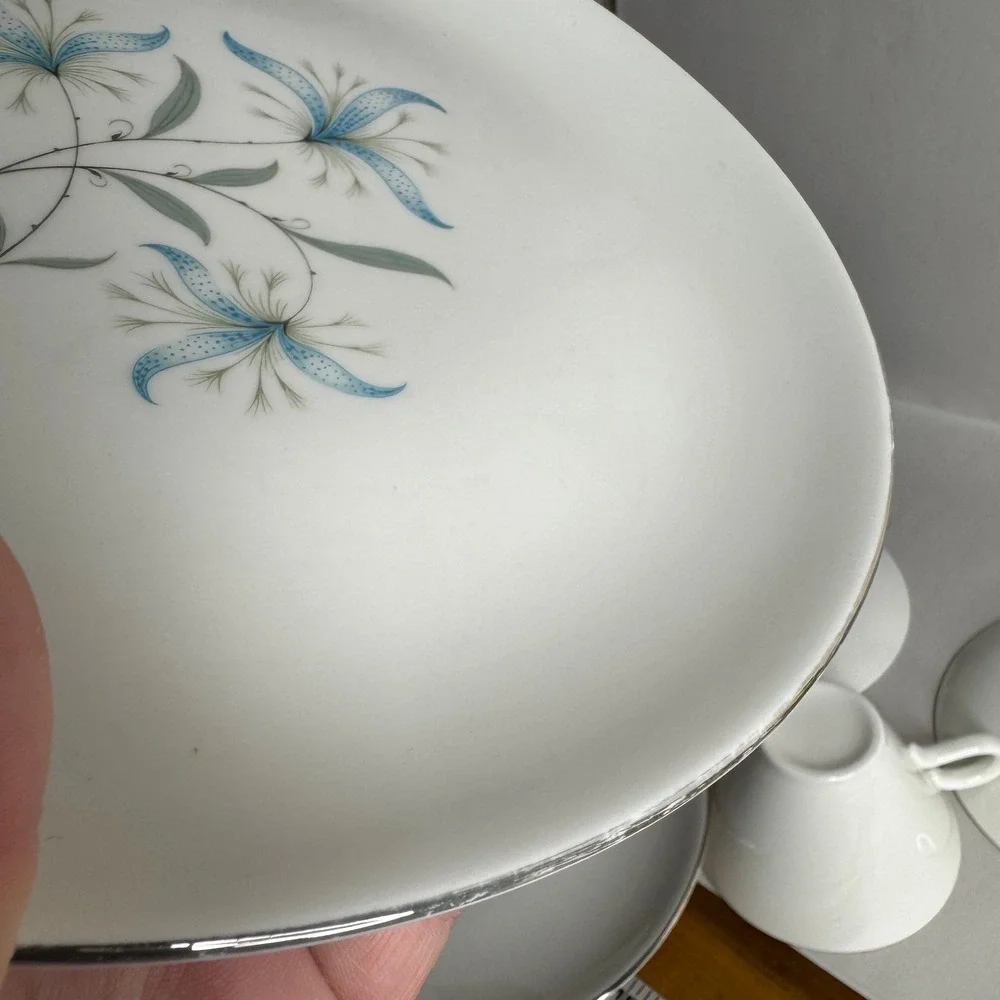 Homer Laughlin Triumph Cynthia Fine China 5 Piece Place Setting Blue Floral Lily